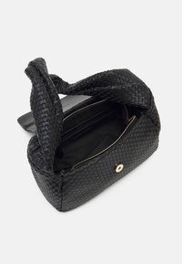 Mustakudottu käsilaukku, jossa on teksturoitu pinta, kiertohandle ja vetoketjullinen sisus. Kultaiset yksityiskohdat edessä.