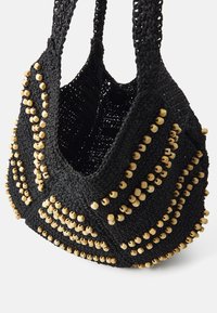 Μαύρη τσάντα πλεκτή με ξύλινες λεπτομέρειες, με καμπυλωτό σχήμα και ανοιχτή κορυφή, ιδανική για καθημερινή χρήση ή ελαφριά ψώνια.