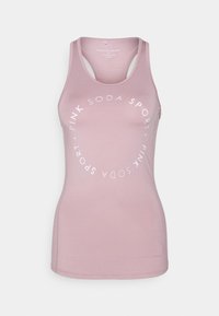 Růžový sportovní top bez rukávů s kulatým bílým logem a textem, vyrobený z hladkého, elastického materiálu, navržený s tenkými popruhy a přiléhavým střihem.