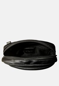 Borsa nera in pelle con finitura testurizzata, chiusura con zip e fodera in tessuto. L'interno presenta un'etichetta con logo e ampio spazio per riporre.
