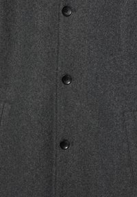 Szürke, öt fekete gombbal ellátott kabát, két oldalzsebbel és texturált anyagfelülettel. Minimalista dizájn, strukturált sziluettel.