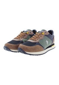 Sneaker marroni in suede e mesh con accenti blu navy, pannello laterale verde, occhiello giallo e suola bianca con suola esterna in gomma nera testurizzata.