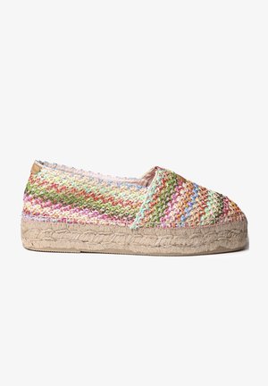 Espadrille tissée en fils multicolores de vert, rose et bleu. Dotée d'une semelle en corde de jute avec un bout arrondi et un insert élastique pour le confort.