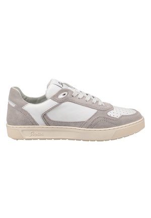 Witte en lichtgrijze leren sneakers met suède accenten, geperforeerde neus en rubberen zool met minimale branding aan de zijkant.