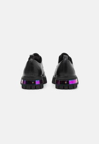 Koi Footwear SHELOB MENS IRIDESCENT METAL TOE CAP DERBY SHOES - Pantofi cu șiret - black