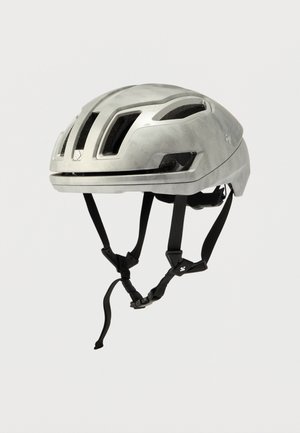 Sølv cykelhjelm med flere ventilationsåbninger, justerbare sorte stropper og et strømlinet design for aerodynamisk effektivitet.