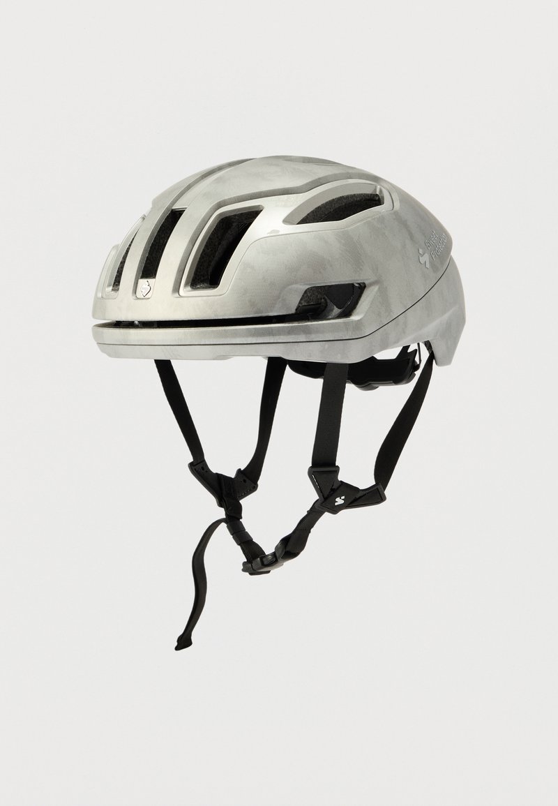 Ασημί κράνος ποδηλασίας με πολλαπλές οπές αερισμού, μαύρες ρυθμιζόμενες τιράντες και αεροδυναμικό σχεδιασμό για βελτιωμένη αεροδυναμική απόδοση.