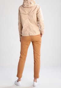 Bench Tunn jacka - beige