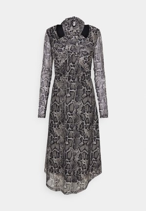 Langsleeve jurk met een slangenskinpatroon in tinten zwart en grijs. Heeft een hoge hals en een transparante overlay voor een gelaagd uiterlijk.