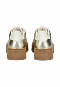 Sneakers metallici oro con suola in gomma marrone testurizzata, punta tondeggiante e colletto imbottito bianco con marchio impresso sul tallone.