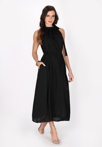 Schwarzes Maxikleid mit Halsband und fließendem Rock, ausgestattet mit seitlichen Taschen und einer taillierten Taille für eine schmeichelhafte Silhouette.