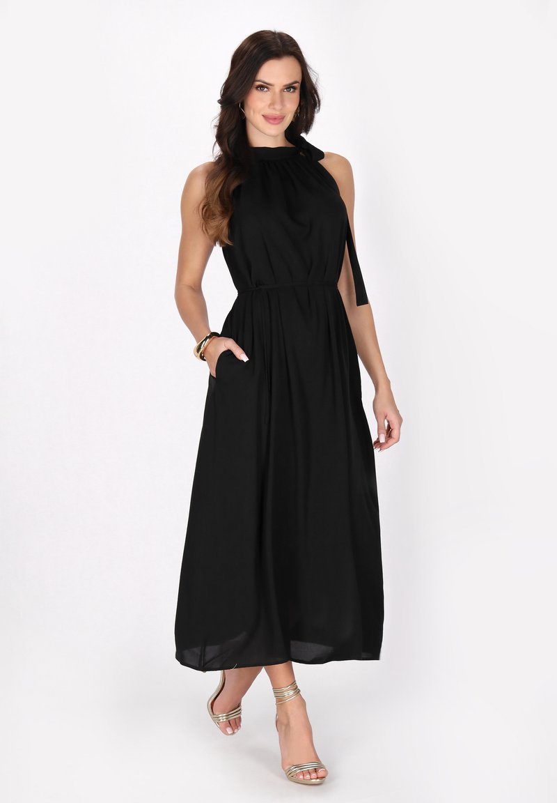 Schwarzes Maxikleid mit Halsband und fließendem Rock, ausgestattet mit seitlichen Taschen und einer taillierten Taille für eine schmeichelhafte Silhouette.