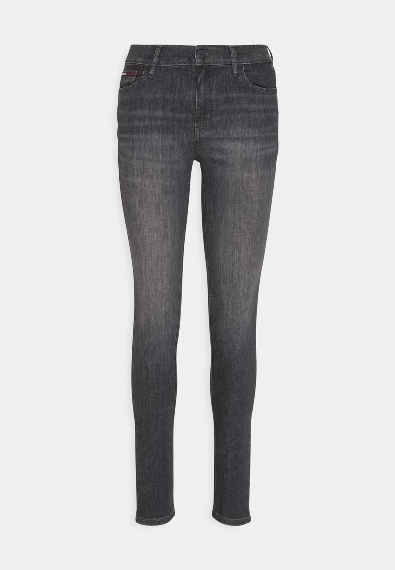 Jeans ajustados de mezclilla gris oscuro, que cuentan con un diseño clásico de cinco bolsillos, un ligero desgastado y un cierre con cremallera y botón.