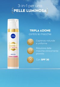 Crema CC luminoso NIVEA in flacone con pompa, design bianco e oro. Mostra il testo "SPF 30" e "Media" per il tono della pelle.