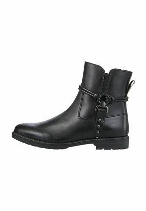 Bottine en cuir noir à bout arrondi, avec une sangle décorative dotée d'une fermeture, et des rivets argentés sur le côté, présentant un petit talon carré.