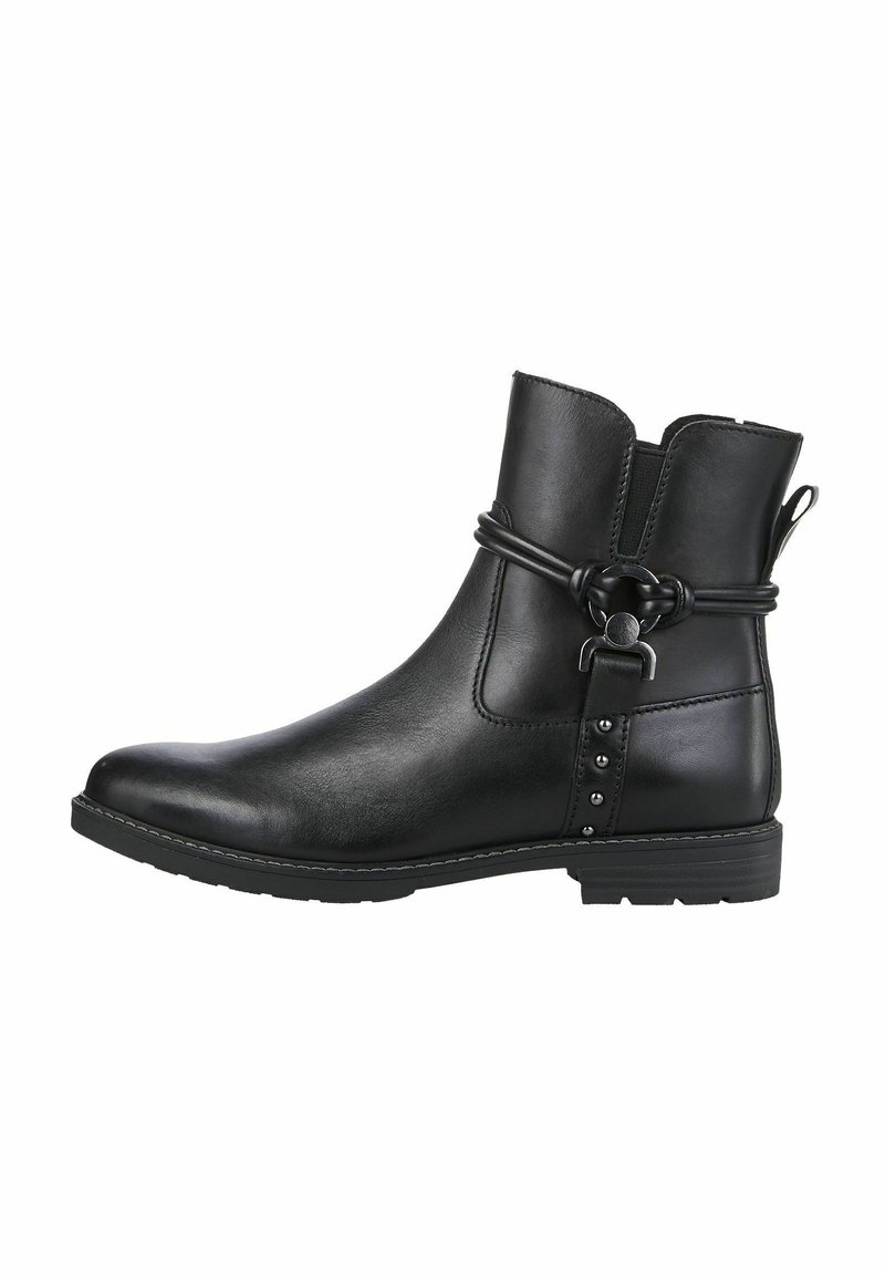 Bottine en cuir noir à bout arrondi, avec une sangle décorative dotée d'une fermeture, et des rivets argentés sur le côté, présentant un petit talon carré.