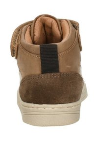Bruine leren en suède hoge sneakers met een gewatteerde kraag, elastische band en rubberen zool. Gladde en gestructureerde oppervlakken.