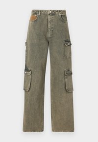Cargo-Hosen aus grünlich-grauem Denim, mit hoher Taille, weitem Bein, zwei seitlichen Cargo-Taschen und einem strukturierten, braunen Patch an der Vorderseite.