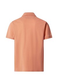 Vue arrière d'un polo à manches courtes uni de couleur saumon avec col sur fond blanc.