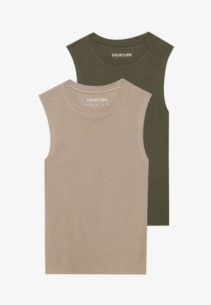 Kaks mudelit kannavad kooskõlastatud riietust. Meesmudelil on seljas beež ilma varrukateta särk ja roheline camouflage-lühemüts, millele on lisatud mustad saapad. Naismodell kannab beeži ilma varrukateta särki ja musta mini-seelikut, millele sobivad mitmevärvilised jooksujalanõud ja prillid.