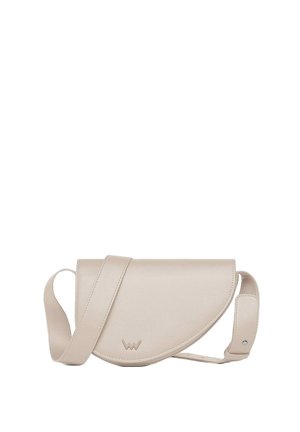 Beige kožená crossbody taška s zakřiveným klopovým designem, nastavitelného popruhu a decentním logem značky. Hladká textura a minimální kovové doplňky.