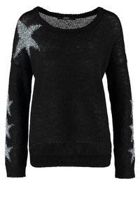 Pull en tricot noir avec une coupe ample, un large col et des manches longues, décoré d'accents d'étoiles argentées de chaque côté. Tissu texturé.