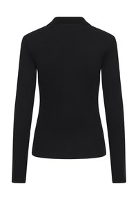 Čierna priliehavá košeľa s dlhým rukávom a golierom zobrazená zozadu na bielom pozadí.