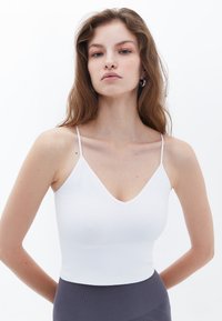 OXXO V-NECK SEAMLESS CROP - Top - white