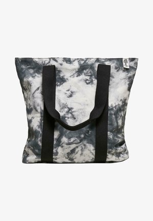 Suur kott mustvalge marmorimustriga, valmistatud kangast, millel on kaks musta käepidet ja dekoratiivne silt küljes.