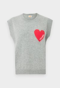 Pull gris sans manches en tricot doux avec un grand cœur rouge et le texte "FUTURE" sur le côté gauche. Encolure ronde côtelée et ourlet.