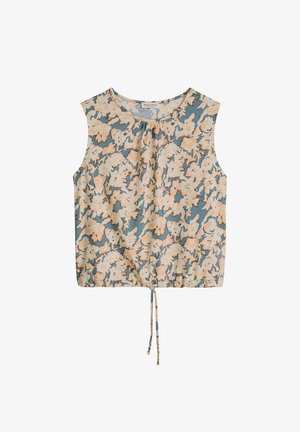 Mouwloze bloes met bloemenpatroon met perzik- en beigetinten bloemen op een blauwe achtergrond, ronde halslijn en verstelbare strik aan de zoom.