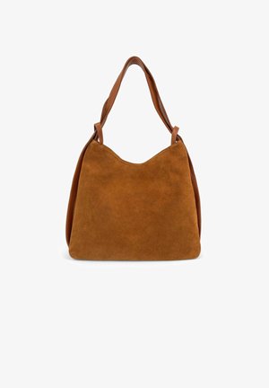 Sac en cuir suède marron avec une silhouette décontractée et deux poignées en cuir. Texture lisse avec un design dépouillé et un haut arrondi.