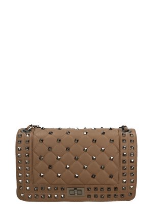 Borsa a tracolla beige trapuntata con borchie a piramide argentate lungo i bordi, dotata di una tracolla a catena e chiusura in metallo. Forma rettangolare con texture.