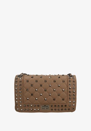 Beige gesteppte Handtasche mit silbernen pyramidenförmigen Nieten entlang der Kanten, ausgestattet mit einer Kettenriemen und metallischem Verschluss. Rechteckige Form mit Texturen.