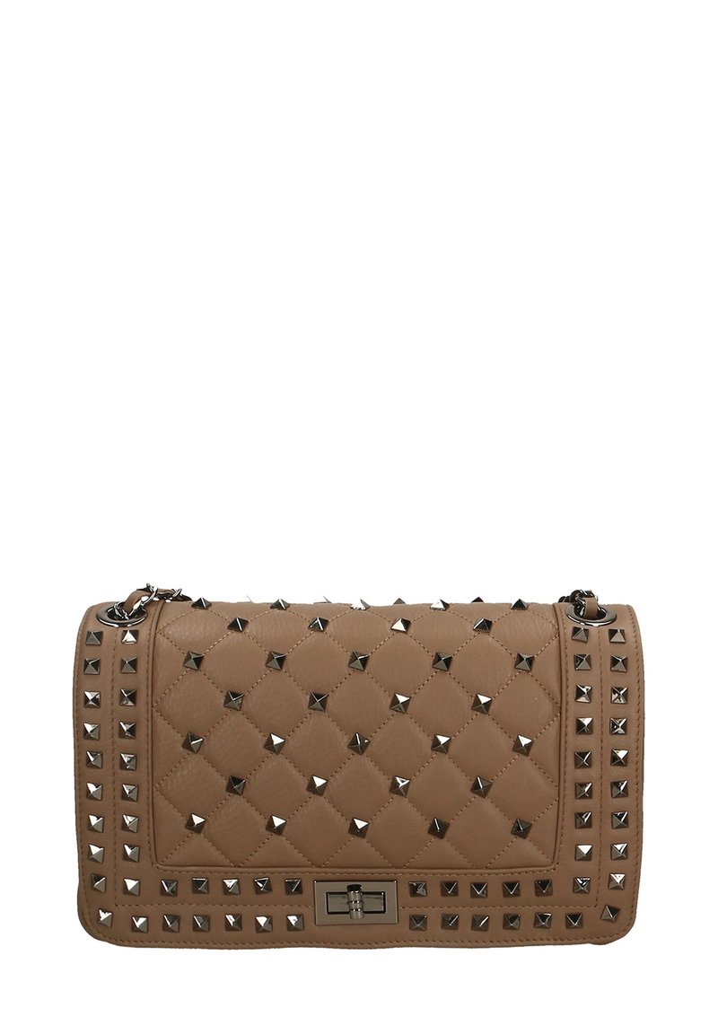 Borsa a tracolla beige trapuntata con borchie a piramide argentate lungo i bordi, dotata di una tracolla a catena e chiusura in metallo. Forma rettangolare con texture.
