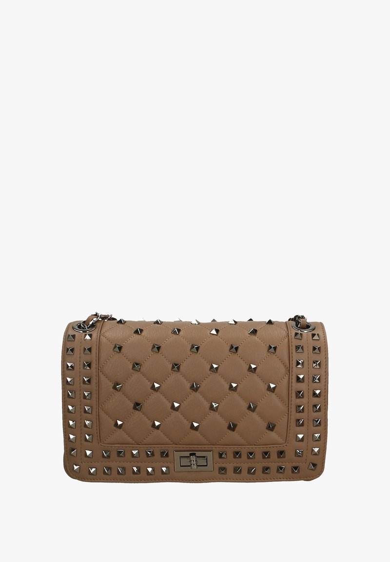 Borsa a tracolla beige trapuntata con borchie a piramide argentate lungo i bordi, dotata di una tracolla a catena e chiusura in metallo. Forma rettangolare con texture.