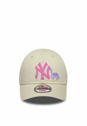 Casquette de baseball beige pour tout-petit avec logo NY rose et petit dinosaure violet brodé à l'avant.