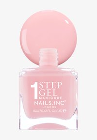 Rosa gel neglelakk i en klar rektangulær flaske med et rundt rosa lokk. Etiketten viser "1 STEP GEL MANICURE NAILS.INC LONDON," 14mL.
