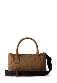 Sac à main en cuir brun texturé avec des poignées courtes et une bandoulière noire amovible arborant un logo. Forme rectangulaire avec des côtés structurés.