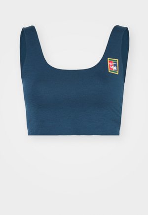 Sötét teal színű sportmelltartó négyzet alakú dekoltázzsal és széles pántokkal. A bal oldalon egy kis, többszínű logó található. sima, rugalmas anyag.