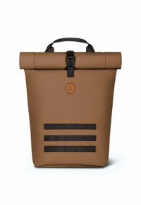 Sac à dos à rabat marron en matériau synthétique ; il présente une fermeture à boucle noire, une finition texturée et trois sangles noires horizontales.