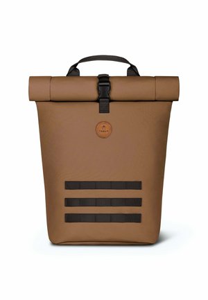Sac à dos à rabat marron en matériau synthétique ; il présente une fermeture à boucle noire, une finition texturée et trois sangles noires horizontales.
