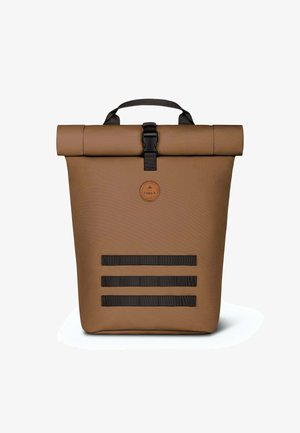 Brauner Rolltop-Rucksack aus synthetischem Material; ausgestattet mit einem schwarzen Schnallenverschluss, strukturiertem Finish und drei horizontalen schwarzen Riemen.