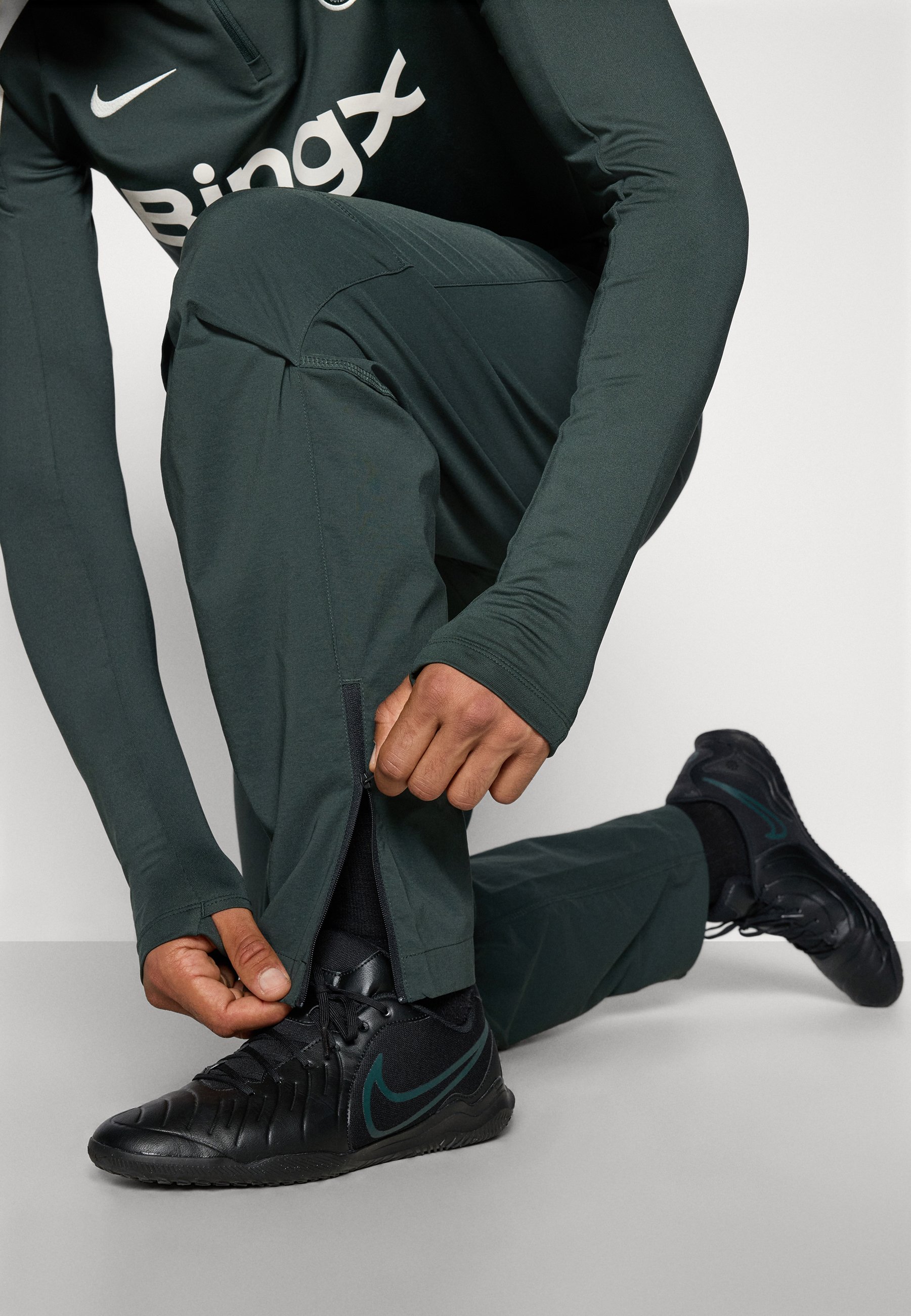 green nike shoes outfit