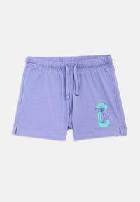 Ανοιχτό μωβ σορτς με κορδόνι, τσέπες και γραφικό με γράμμα "C" σε τιρκουάζ χρώμα που απεικονίζει έναν φοίνικα και κύμα στο δεξί πόδι.