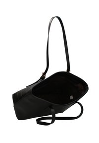 Borsa a mano nera in materiale sintetico con un motivo trapuntato su un lato, forma curvata, tracolla regolabile e parte superiore aperta che mostra un interno marrone.