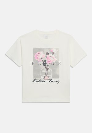 Fehér rövid ujjú ing, elöl rózsaszín rózsákat ábrázoló grafikával egy üvegvázában, valamint „Fleur” és „Botanic Diary” felirattal.