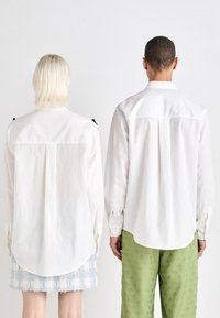 Sister Jane PENNY BOW UNISEX - Blúzka so zapínaním na gombíky - white