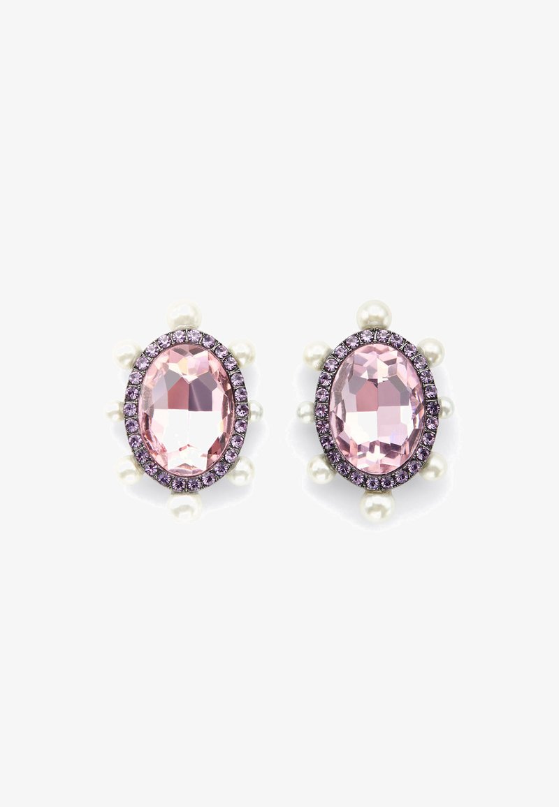 Boucles d'oreilles ovales roses avec des accents en cristal violet et des détails en perles blanches, présentant une finition facettée et une bordure décorative.