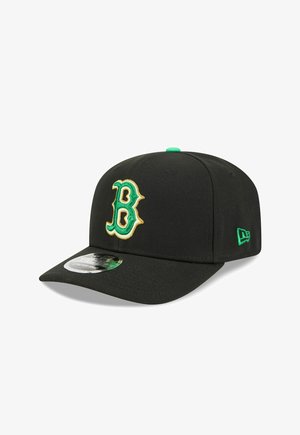 Schwarze Baseballkappe mit grün-gelbem, gesticktem "B" auf der Vorderseite und grünem Logo an der Seite, ausgestattet mit gebogenem Schirm und Aufkleber oben drauf.